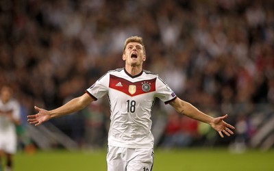 乐竞体育-从边后卫踢成边锋坎塞洛太全能